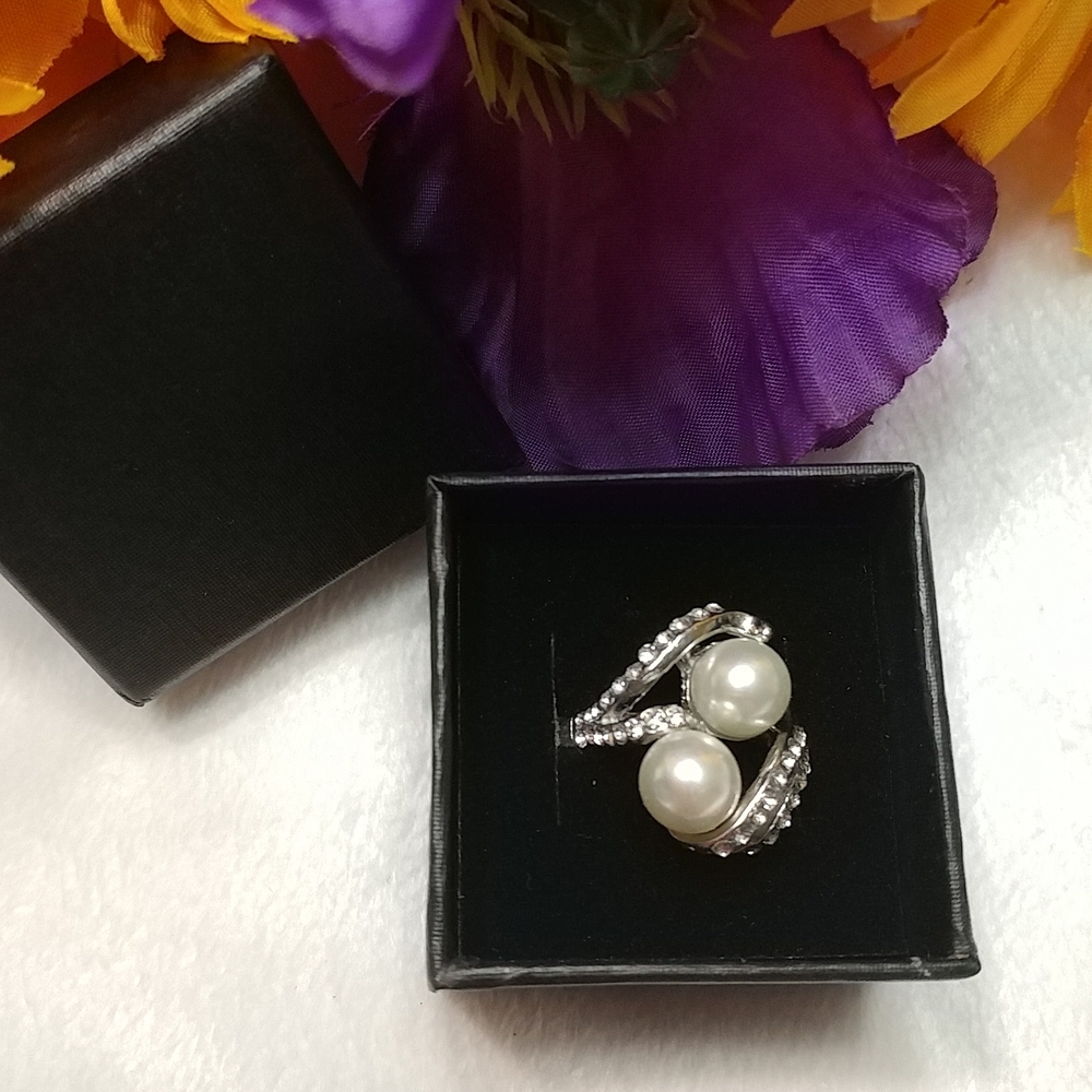 Silvertone Rhinestone & Faux Pearl Ring Size 6 NWOT